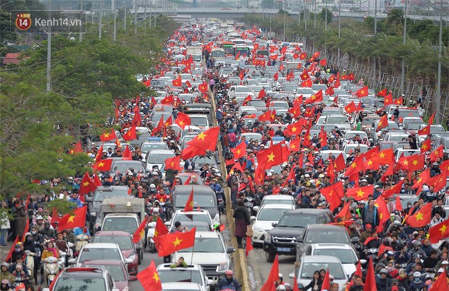 Tình yêu người hâm mộ quá lớn: Đường phố rợp xe và cờ, suốt 1 tiếng đồng hồ đoàn xe chở các cầu thủ U23 mới di chuyển được... 1km - Ảnh 7.
