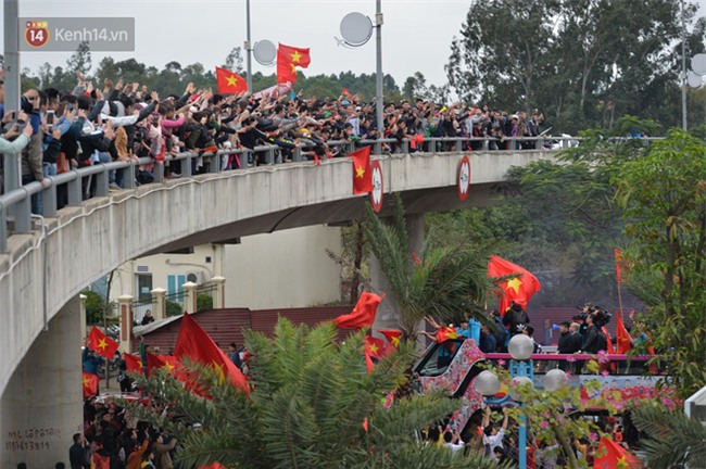 Tình yêu người hâm mộ quá lớn: Đường phố rợp xe và cờ, suốt 1 tiếng đồng hồ đoàn xe chở các cầu thủ U23 mới di chuyển được... 1km - Ảnh 8.