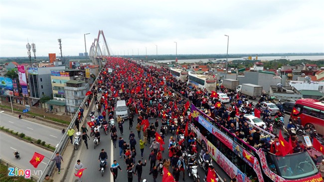 Xe buyt cho doi U23 Viet Nam ket giua bien nguoi o cau Nhat Tan hinh anh 4