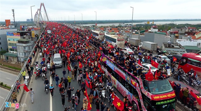 Xe buyt cho doi U23 Viet Nam ket giua bien nguoi o cau Nhat Tan hinh anh 1