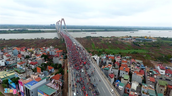 Xe buyt cho doi U23 Viet Nam ket giua bien nguoi o cau Nhat Tan hinh anh 2