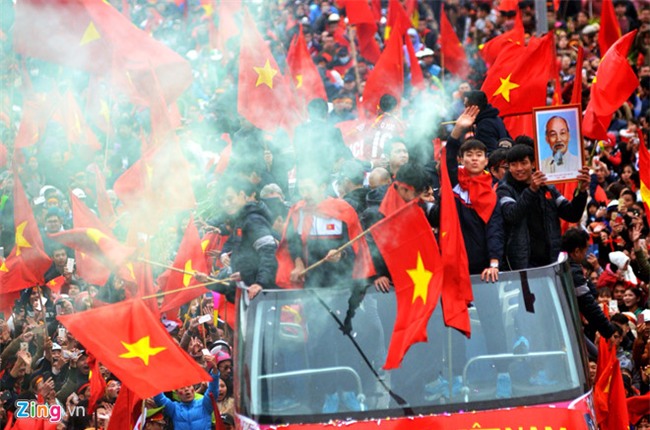 CSGT di bo dan doan xe cho U23 Viet Nam ra khoi rung co dong vien hinh anh 2