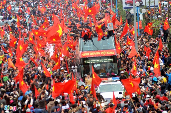 CSGT di bo dan doan xe cho U23 Viet Nam ra khoi rung co dong vien hinh anh 3