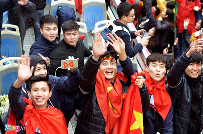 CSGT di bo dan doan xe cho U23 Viet Nam ra khoi rung co dong vien hinh anh 4