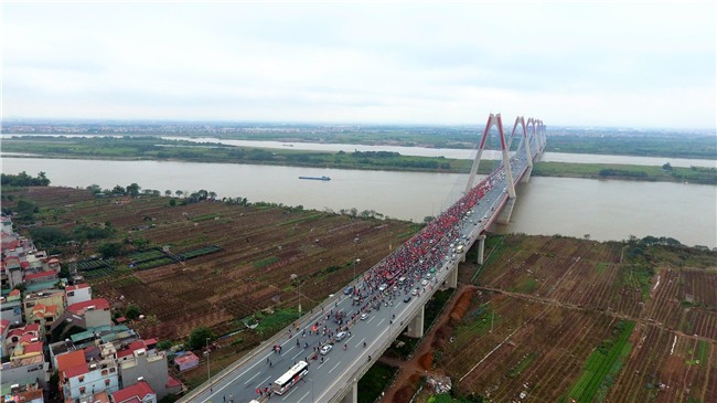 Flycam canh xe buyt cho U23 Viet Nam bi vay kin tren cau Nhat Tan hinh anh 1