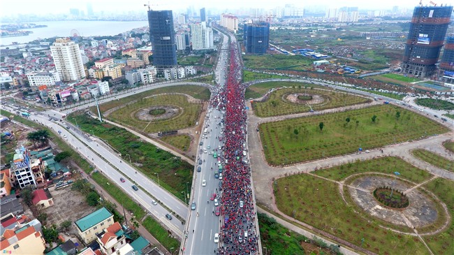 Flycam canh xe buyt cho U23 Viet Nam bi vay kin tren cau Nhat Tan hinh anh 6