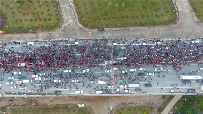 Flycam canh xe buyt cho U23 Viet Nam bi vay kin tren cau Nhat Tan hinh anh 8