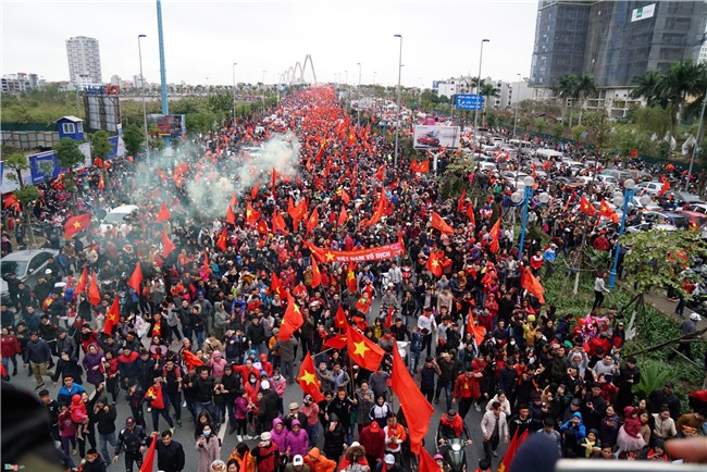 Flycam canh xe buyt cho U23 Viet Nam bi vay kin tren cau Nhat Tan hinh anh 9