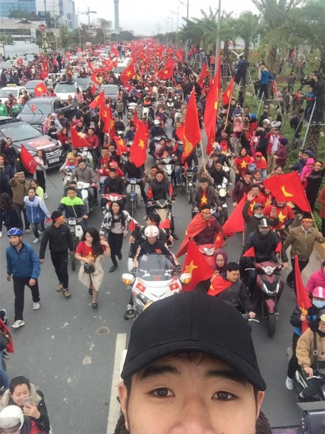 CLIP: Thấy người hâm mộ chen chúc ngột ngạt, Đức Chinh hét lớn: Ngã kìa, ngã thì làm sao - Ảnh 3.