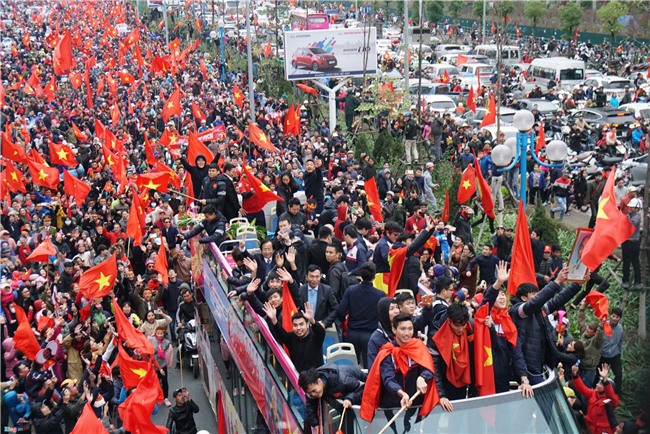 Flycam canh xe buyt cho U23 Viet Nam bi vay kin tren cau Nhat Tan hinh anh 11