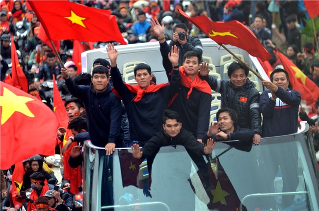 Flycam canh xe buyt cho U23 Viet Nam bi vay kin tren cau Nhat Tan hinh anh 12