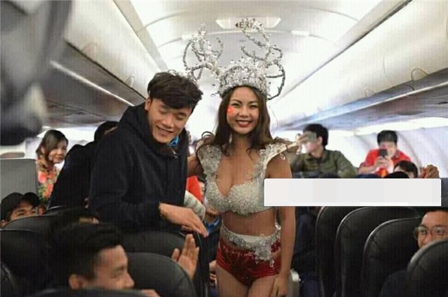 Mặc bikini ôm ấp cầu thủ U23 Việt Nam, Lại Thanh Hương bị ném đá không ngẩng được mặt-1
