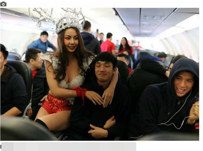 Mặc bikini ôm ấp cầu thủ U23 Việt Nam, Lại Thanh Hương bị ném đá không ngẩng được mặt-3