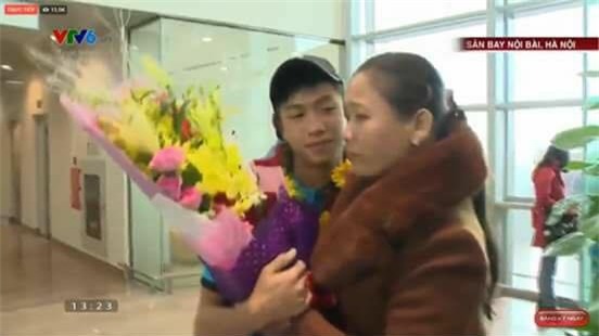 Khoảnh khắc ứa nước mắt: Phan Văn Đức lặng lẽ ôm mẹ khi vừa xuống sân bay - Ảnh 1.