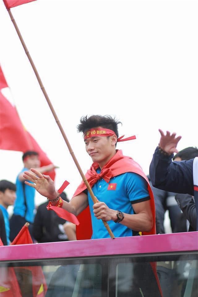 Trong khi U23 chật vật di chuyển, hơn 40.000 người ngồi suốt 6 tiếng tại chảo lửa Mỹ Đình chờ đợi đêm Gala-2