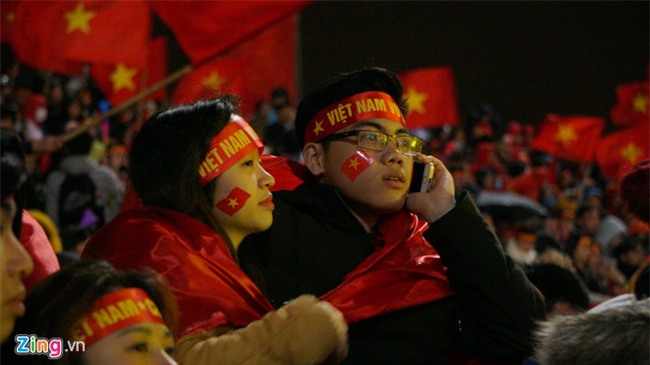 Nguoi ham mo doi mua, xep hang cho U23 Viet Nam o My Dinh hinh anh 4