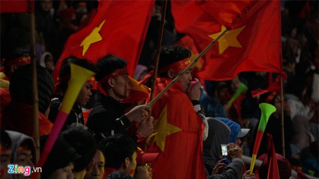 Nguoi ham mo doi mua, xep hang cho U23 Viet Nam o My Dinh hinh anh 5