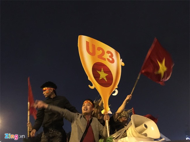 Nguoi ham mo doi mua, xep hang cho U23 Viet Nam o My Dinh hinh anh 10