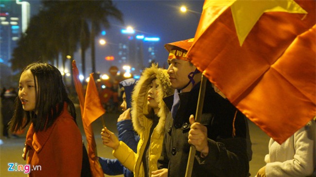 Nguoi ham mo doi mua, xep hang cho U23 Viet Nam o My Dinh hinh anh 11