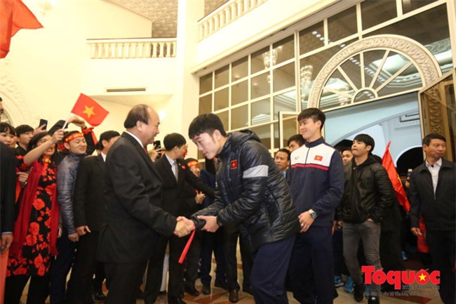 Thu tuong don U23 Viet Nam: Chua bao gio doi lau ma vui the hinh anh 1