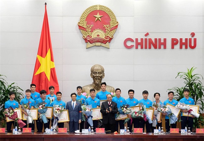 Nguoi ham mo doi mua, xep hang cho U23 Viet Nam o My Dinh hinh anh 1