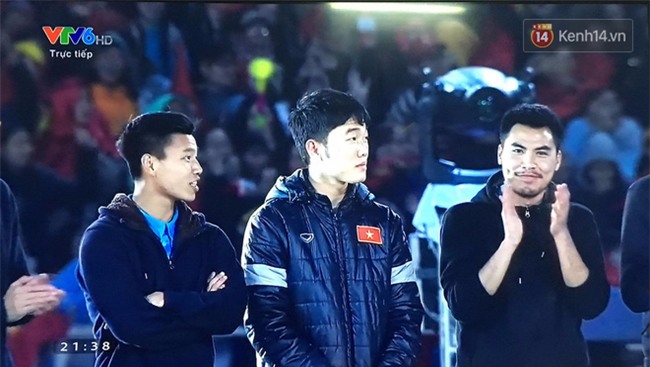 Biểu cảm ngơ ngác của Xuân Trường trong buổi mừng công tại SVĐ Mỹ Đình: Trường ơi, đáng yêu quá mức quy định rồi! - Ảnh 3.