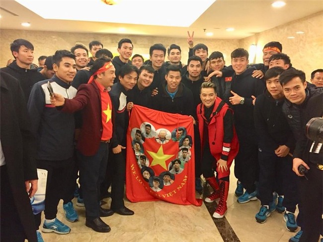 Tham gia vào chương trình tuyên dương các tuyển thủ U23 Việt Nam, Đàm Vĩnh Hưng dành tặng các em áo choàng hình lá cờ có in ảnh của các cầu thủ trên đó. - Tin sao Viet - Tin tuc sao Viet - Scandal sao Viet - Tin tuc cua Sao - Tin cua Sao