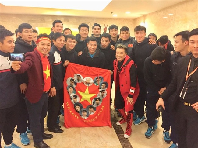 Đàm Vĩnh Hưng nói gì sau khi diện kiến các cầu thủ U23 Việt Nam? - Tin sao Viet - Tin tuc sao Viet - Scandal sao Viet - Tin tuc cua Sao - Tin cua Sao