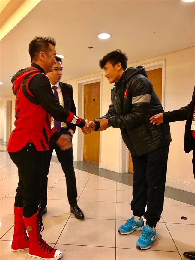 Thủ môn Bùi Tiến Dũng lễ phép bắt tay và cúi chào khi gặp đàn anh. - Tin sao Viet - Tin tuc sao Viet - Scandal sao Viet - Tin tuc cua Sao - Tin cua Sao