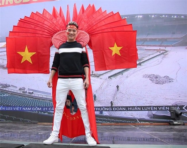 Đàm Vĩnh Hưng nói gì sau khi diện kiến các cầu thủ U23 Việt Nam? - Tin sao Viet - Tin tuc sao Viet - Scandal sao Viet - Tin tuc cua Sao - Tin cua Sao