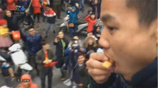 Chẳng kịp ăn gì cũng không sao vì các tuyển thủ U23 đã có hoa quả, bim bim người dân gửi tặng trên đường rồi - Ảnh 2.