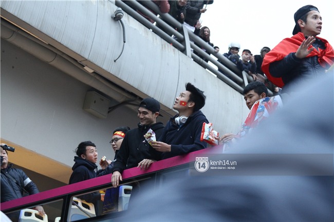 Chẳng kịp ăn gì cũng không sao vì các tuyển thủ U23 đã có hoa quả, bim bim người dân gửi tặng trên đường rồi - Ảnh 3.