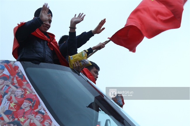 Chẳng kịp ăn gì cũng không sao vì các tuyển thủ U23 đã có hoa quả, bim bim người dân gửi tặng trên đường rồi - Ảnh 4.