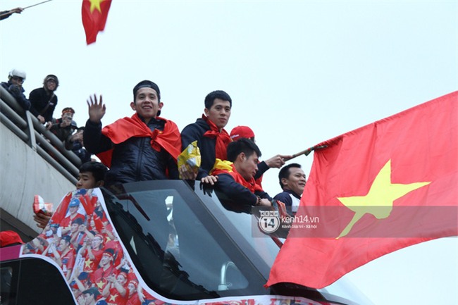 Chẳng kịp ăn gì cũng không sao vì các tuyển thủ U23 đã có hoa quả, bim bim người dân gửi tặng trên đường rồi - Ảnh 4.