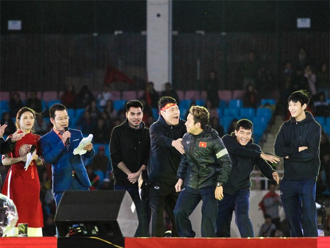 nhin lai nhung hinh anh an tuong trong dem vinh danh doi tuyen u23 viet nam hinh anh 8