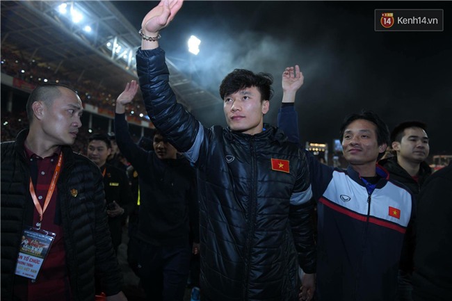 Những khoảnh khắc không góc chết của dàn cầu thủ cực phẩm U23 trong Gala vinh danh - Ảnh 1.