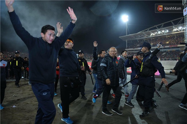 Những khoảnh khắc không góc chết của dàn cầu thủ cực phẩm U23 trong Gala vinh danh - Ảnh 3.