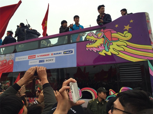 Biển người hâm mộ đón đội tuyển U23 Việt Nam về nước như những người hùng