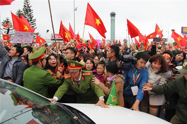 U23 Việt Nam trở về: Những người hùng khổ vì được... yêu!