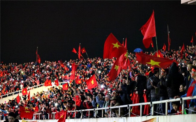 U23 Việt Nam trở về: Những người hùng khổ vì được... yêu!