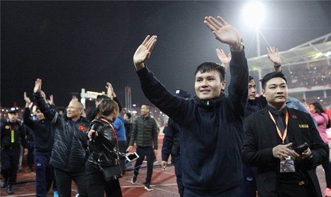 U23 Việt Nam trở về: Những người hùng khổ vì được... yêu!