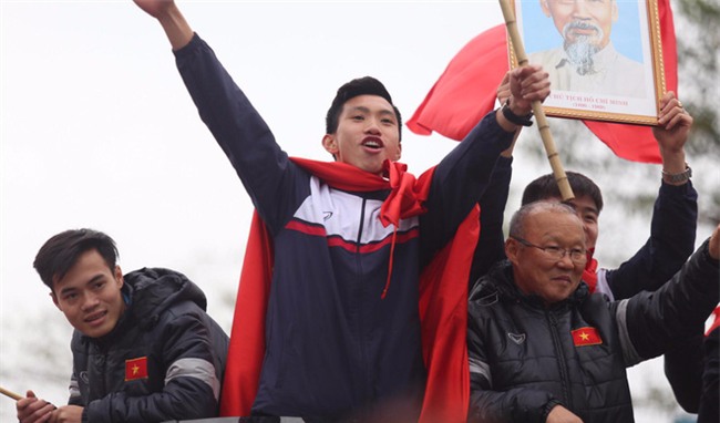 Báo Hàn Quốc trầm trồ với những dòng thác đỏ mừng U23 Việt Nam trở về - Ảnh 2.
