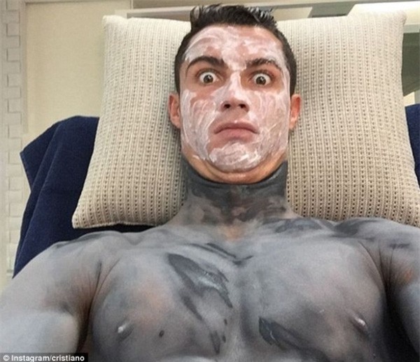 Tưởng Hồng Duy Pinky đầu têu trào lưu đắp mặt nạ, nào ngờ giới túc cầu vốn có một đại nam nhân... - Ảnh 4.