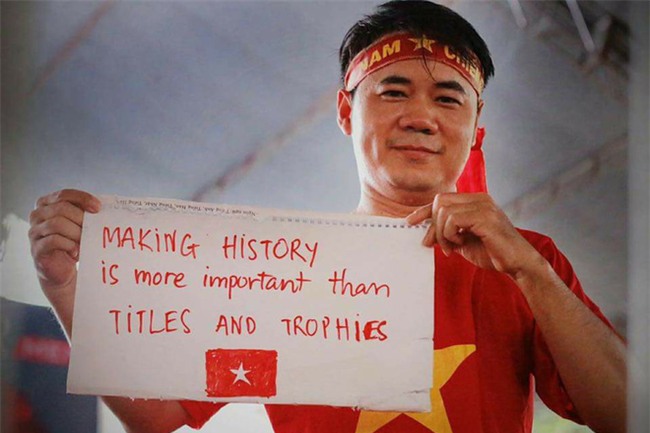 Cười vỡ bụng với nghìn lẻ một khẩu hiệu cổ vũ U23 Việt Nam cực ấn tượng của cổ động viên cả nước - Ảnh 2.