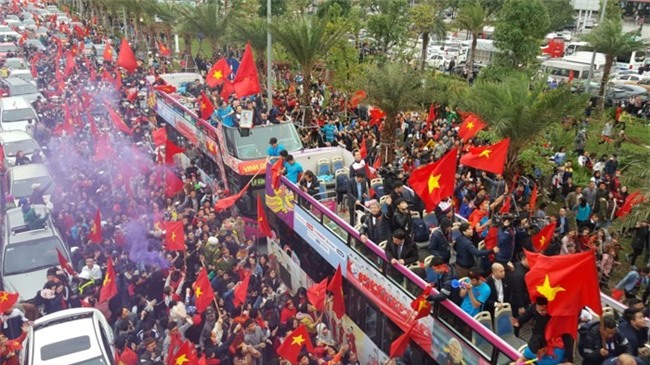 Từ rất sớm, dân chúng khắp nơi đã đổ về sân bay Nội Bài để cùng chào đón các cầu thủ và Ban huấn luyện. Ai cũng mong chờ và háo hức để được chứng kiến hình ảnh họ trở về. - Tin sao Viet - Tin tuc sao Viet - Scandal sao Viet - Tin tuc cua Sao - Tin cua Sao