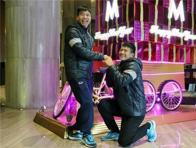 Nhìn Tiến Dũng khép nép bên Đình Trọng thế này thì đã đủ đẩy thuyền chưa? - Ảnh 13.