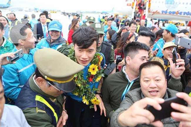 Hiếu thảo và ngọt ngào như Bùi Tiến Dũng: Có tiền thưởng sẽ gửi về sửa nhà, mua máy giặt cho mẹ và máy massage cho bố - Ảnh 1.