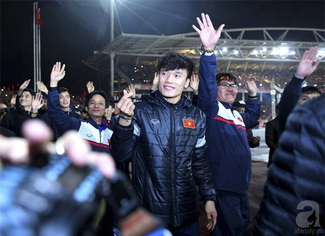 Hiếu thảo và ngọt ngào như Bùi Tiến Dũng: Có tiền thưởng sẽ gửi về sửa nhà, mua máy giặt cho mẹ và máy massage cho bố - Ảnh 2.