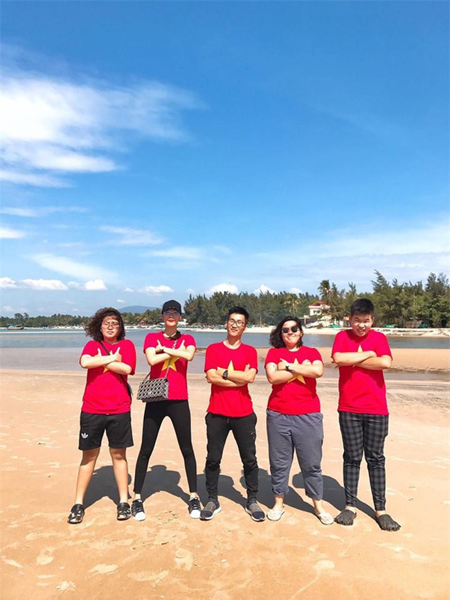 Chưa bao giờ street style của các người đẹp Việt lại ngập tràn cờ đỏ sao vàng như tuần vừa rồi - Ảnh 13.