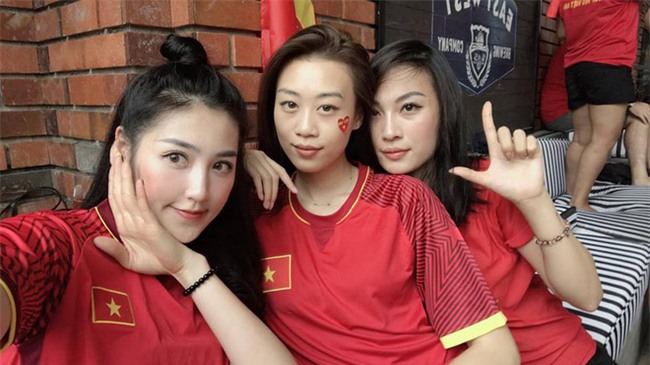 Chưa bao giờ street style của các người đẹp Việt lại ngập tràn cờ đỏ sao vàng như tuần vừa rồi  - Ảnh 7.